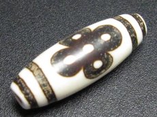 画像1: 白地赤龍紋・閃電五眼天珠 38mm (1)