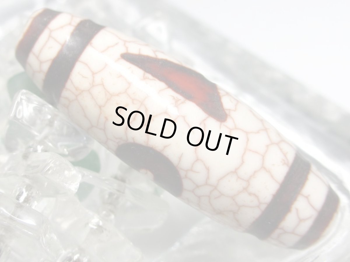 画像4: 白地赤龍紋・閃電五眼天珠 38mm (4)