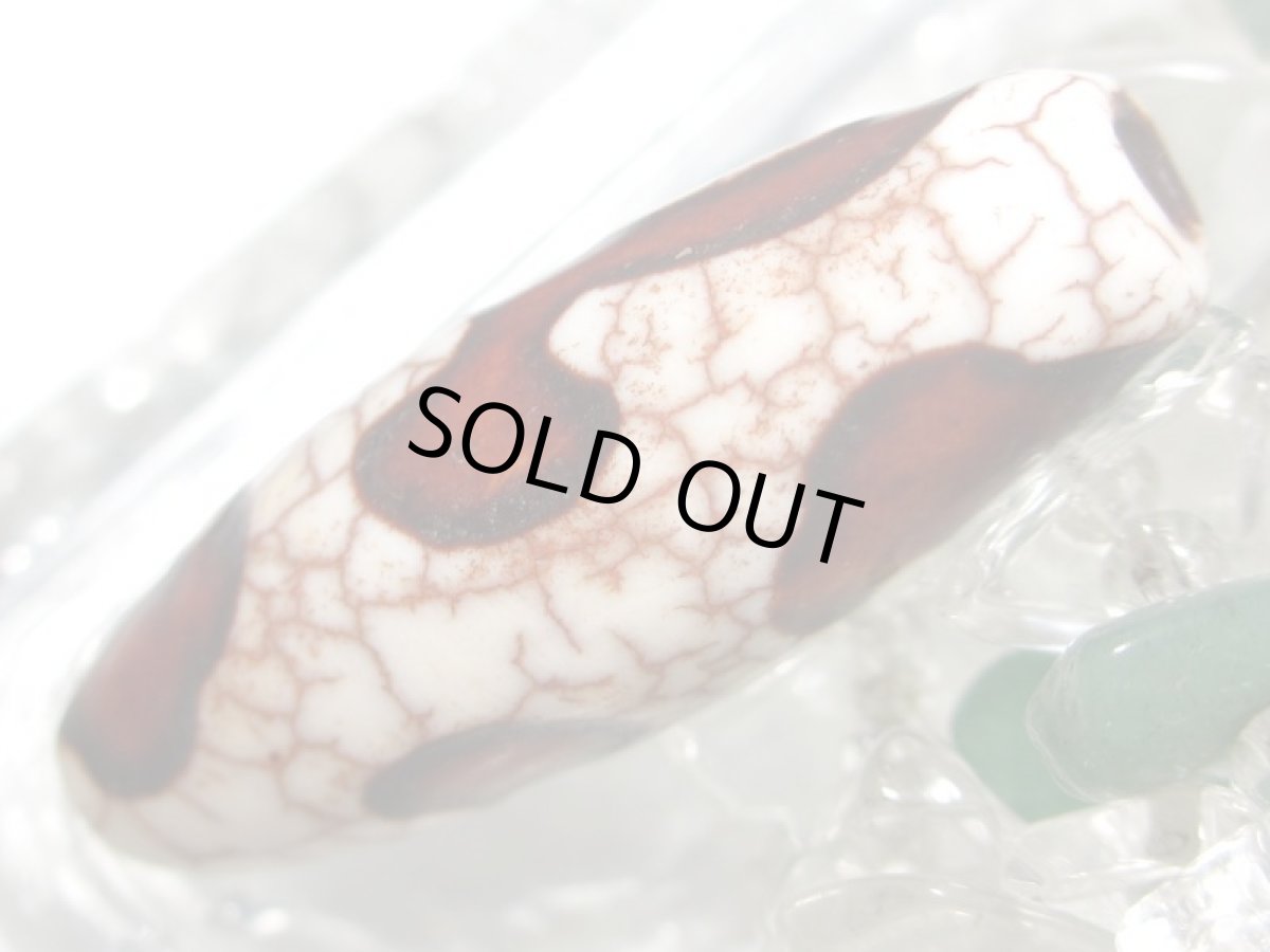 画像3: 白地赤龍紋・如意樹(緑度母)天珠 38mm (3)