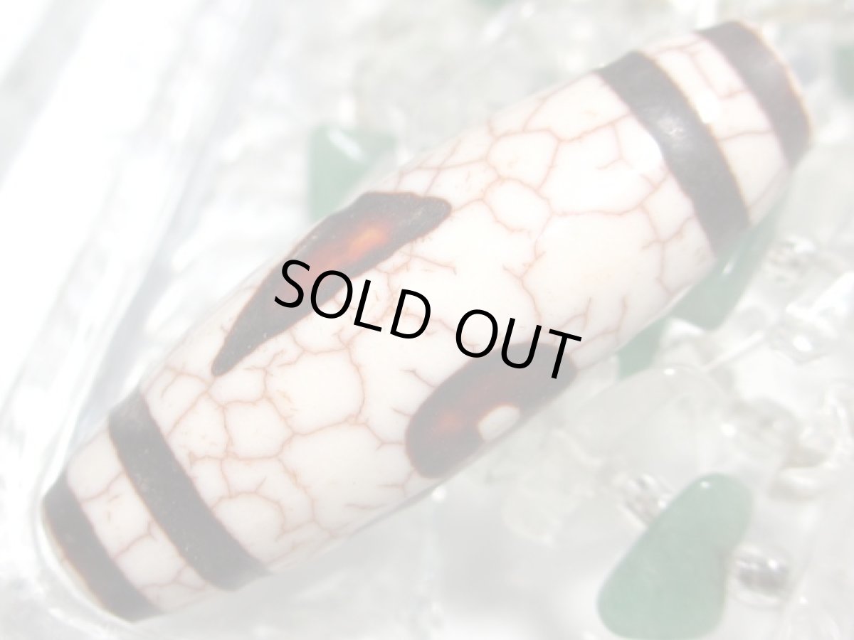 画像3: 白地赤龍紋・閃電五眼天珠 38mm (3)