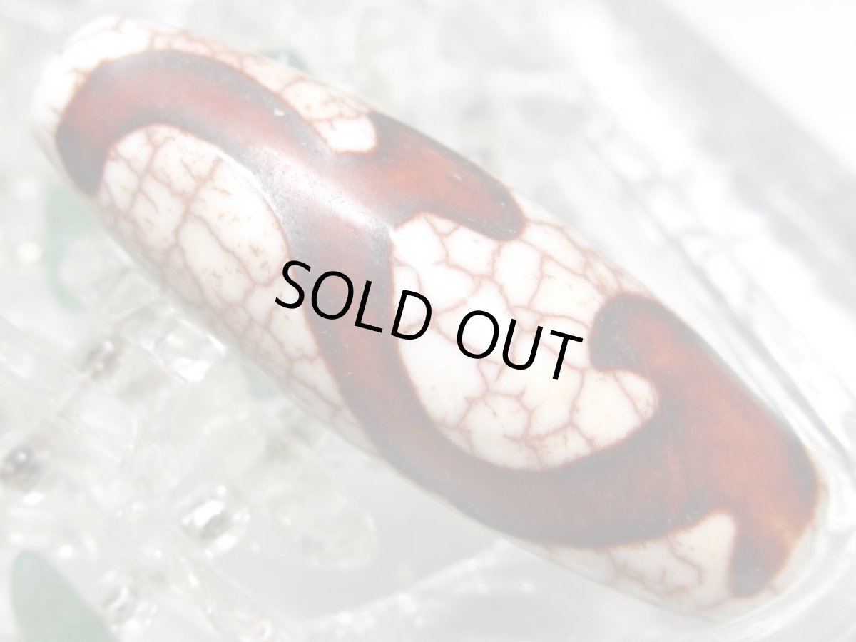 画像2: 白地赤龍紋・如意樹(緑度母)天珠 38mm (2)