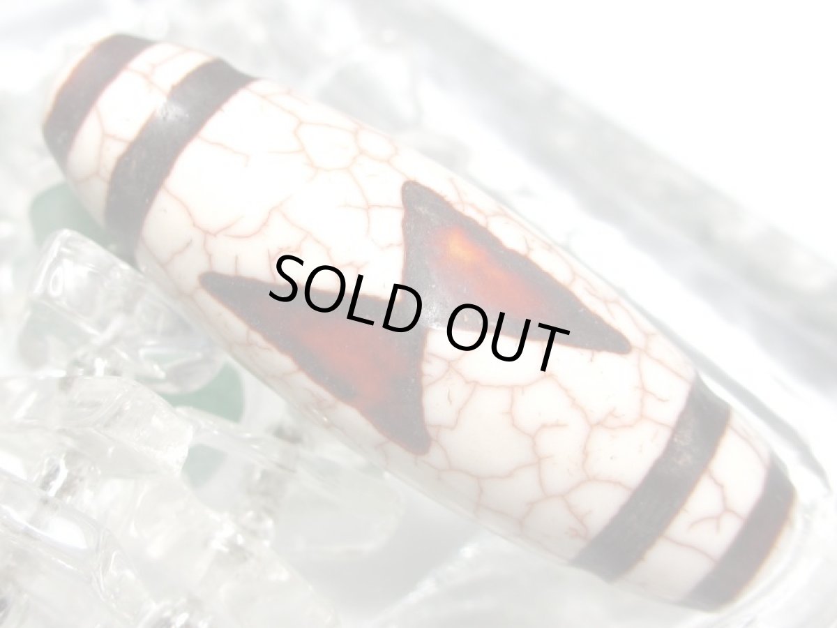 画像2: 白地赤龍紋・閃電五眼天珠 38mm (2)