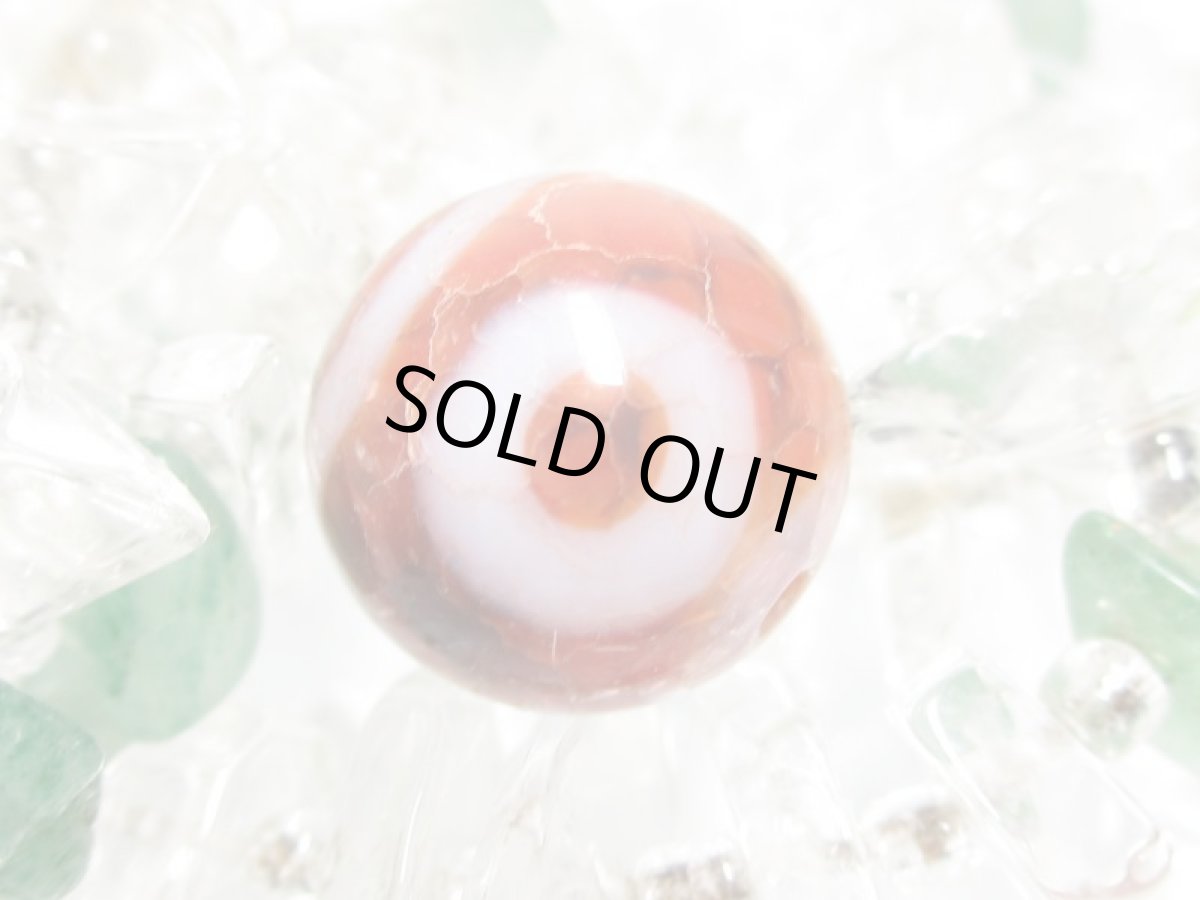 画像2: 紅鱗紋丸型・一眼山形天珠 14mm (2)