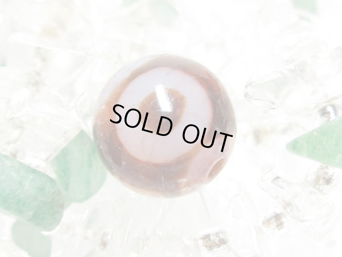 画像2: 紅鱗紋丸型・一眼山形天珠 14mm (2)