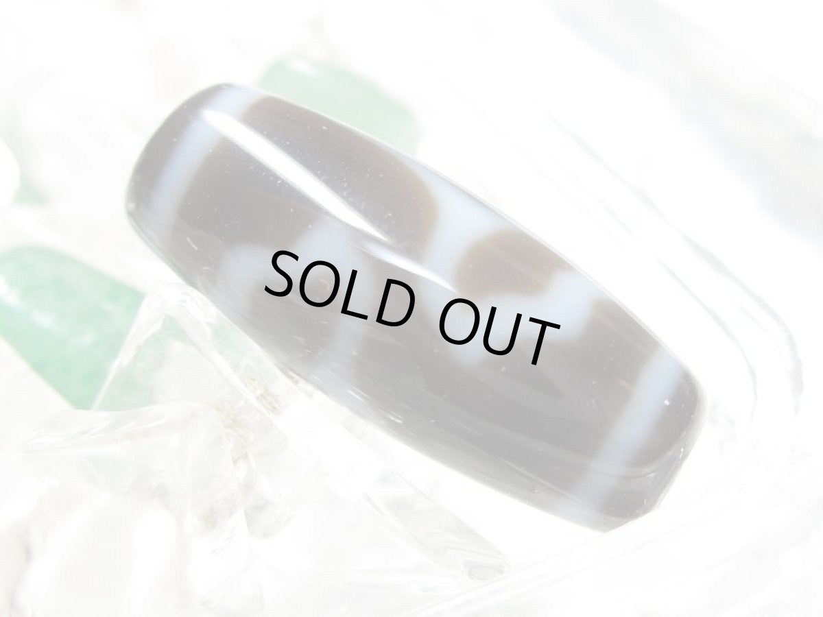 画像2: 黒地至純・水蓮花天珠 20mm (2)