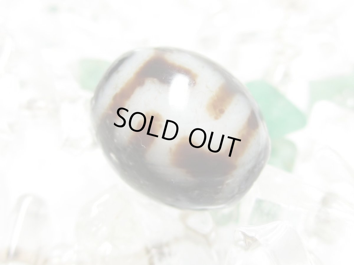 画像2: 黒地至純・万字（卍）天珠 12mm (2)