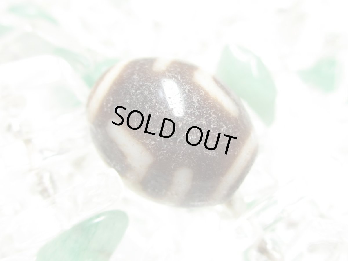 画像2: 黒地至純・万字（卍）天珠 15mm (2)