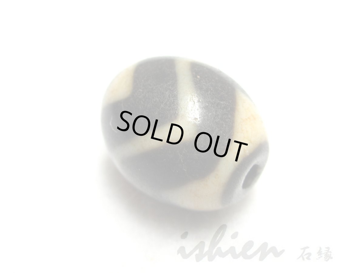 画像2: 至純風化紋・双虎牙天珠 14mm (2)