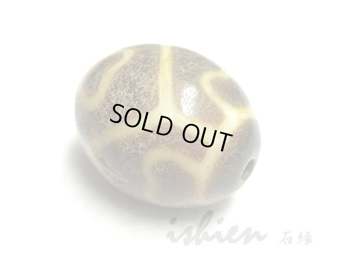 画像2: 至純風化紋・亀甲蓮花天珠 22mm (2)