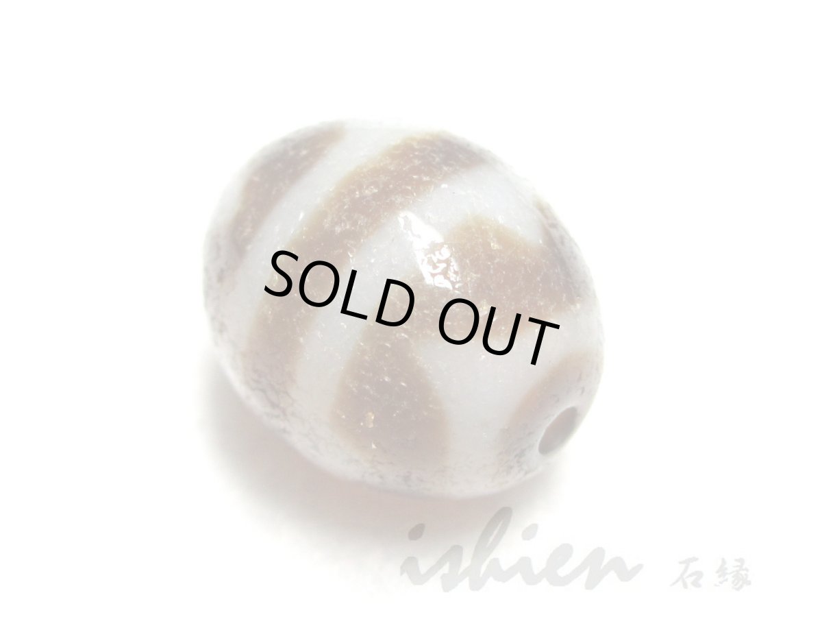 画像2: 至純風化紋・四線虎牙天珠 17mm (2)