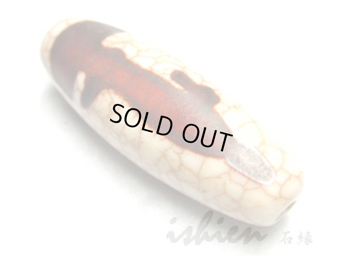 画像2: 白地赤龍紋・観音天珠 38mm (2)