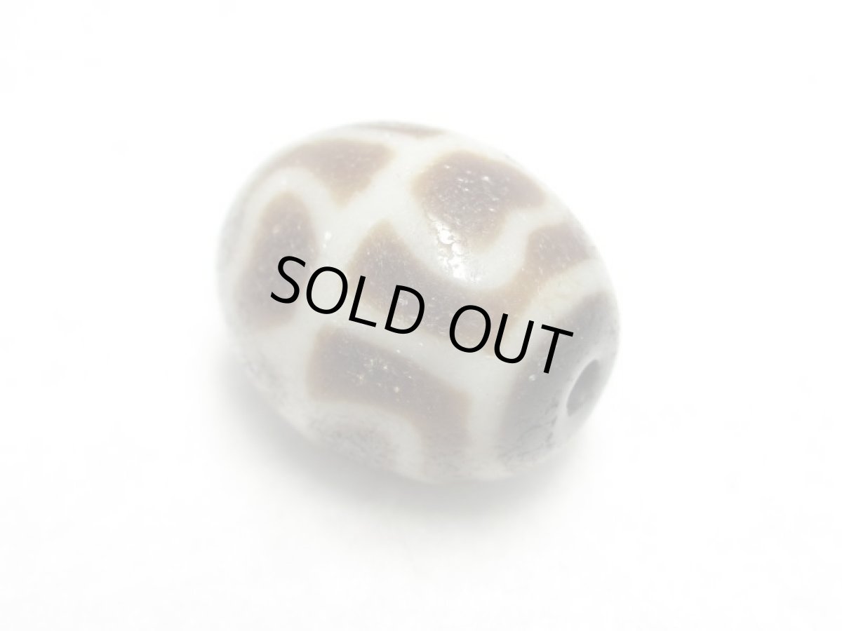 画像2: 至純風化紋・亀甲蓮花天珠 18mm (2)