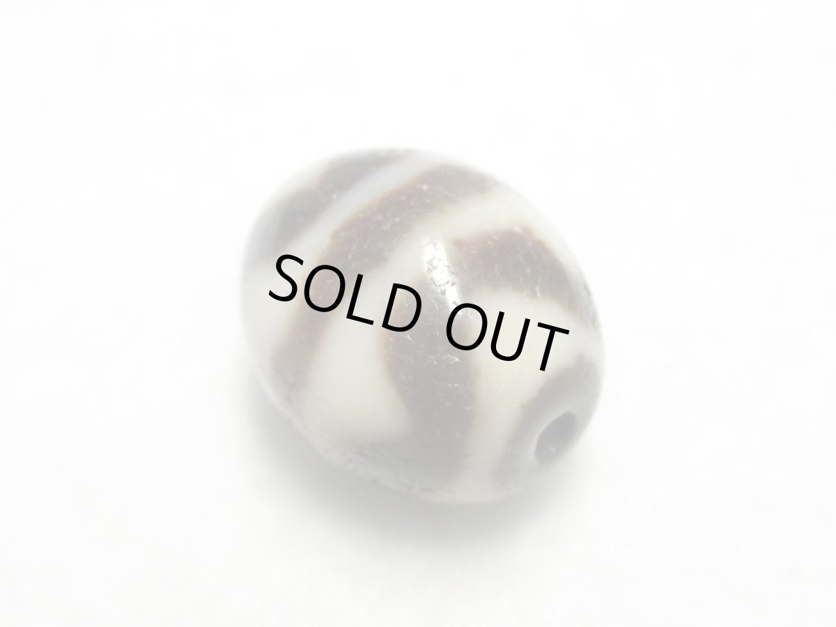 画像2: 至純風化紋・四線虎牙天珠 17mm (2)