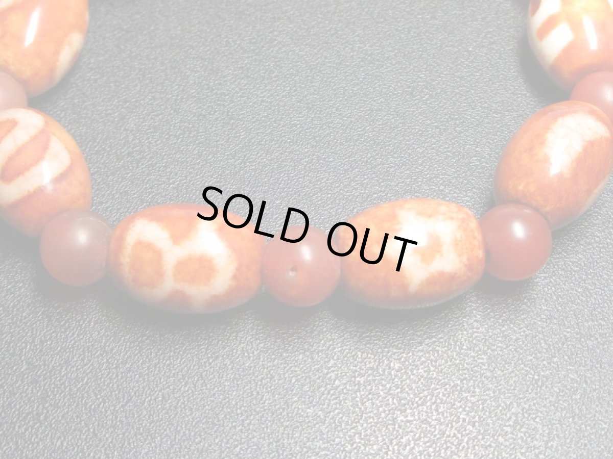 画像2: 一眼万字(卍)天珠・宝瓶天珠・日月星天珠・財神天珠・金銭鉤天珠・赤瑪瑙ブレスレット (2)