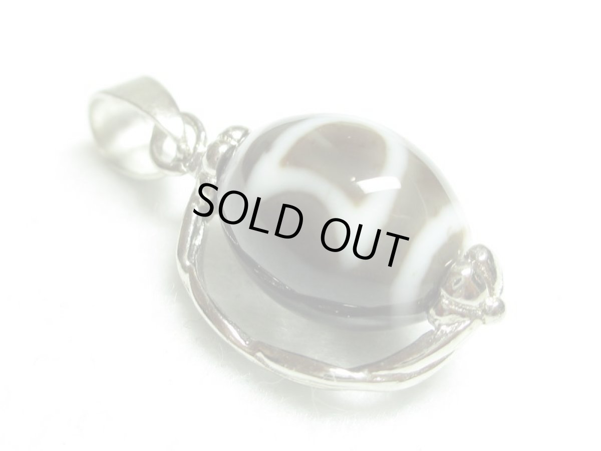 画像2: 黒地至純・日月天珠　ネックレストップ (2)