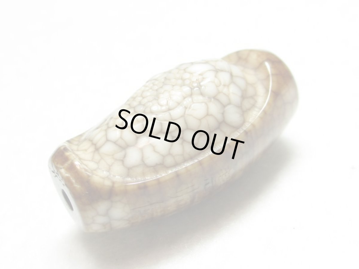 画像2: 火供天珠・カエル彫刻天珠 金銭鉤天珠 30mm (2)