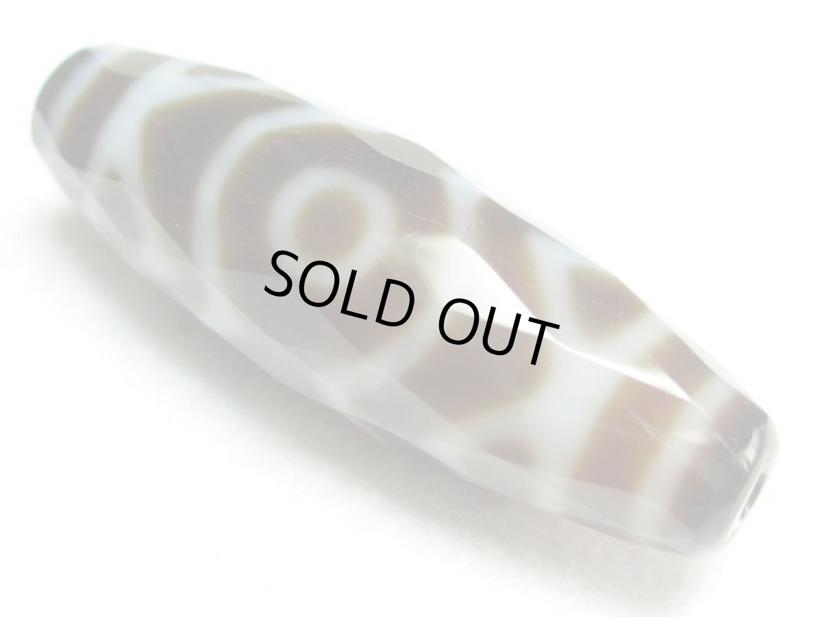 画像2: 黒地至純・多面カット虎牙蓮花三眼天珠 38mm (2)