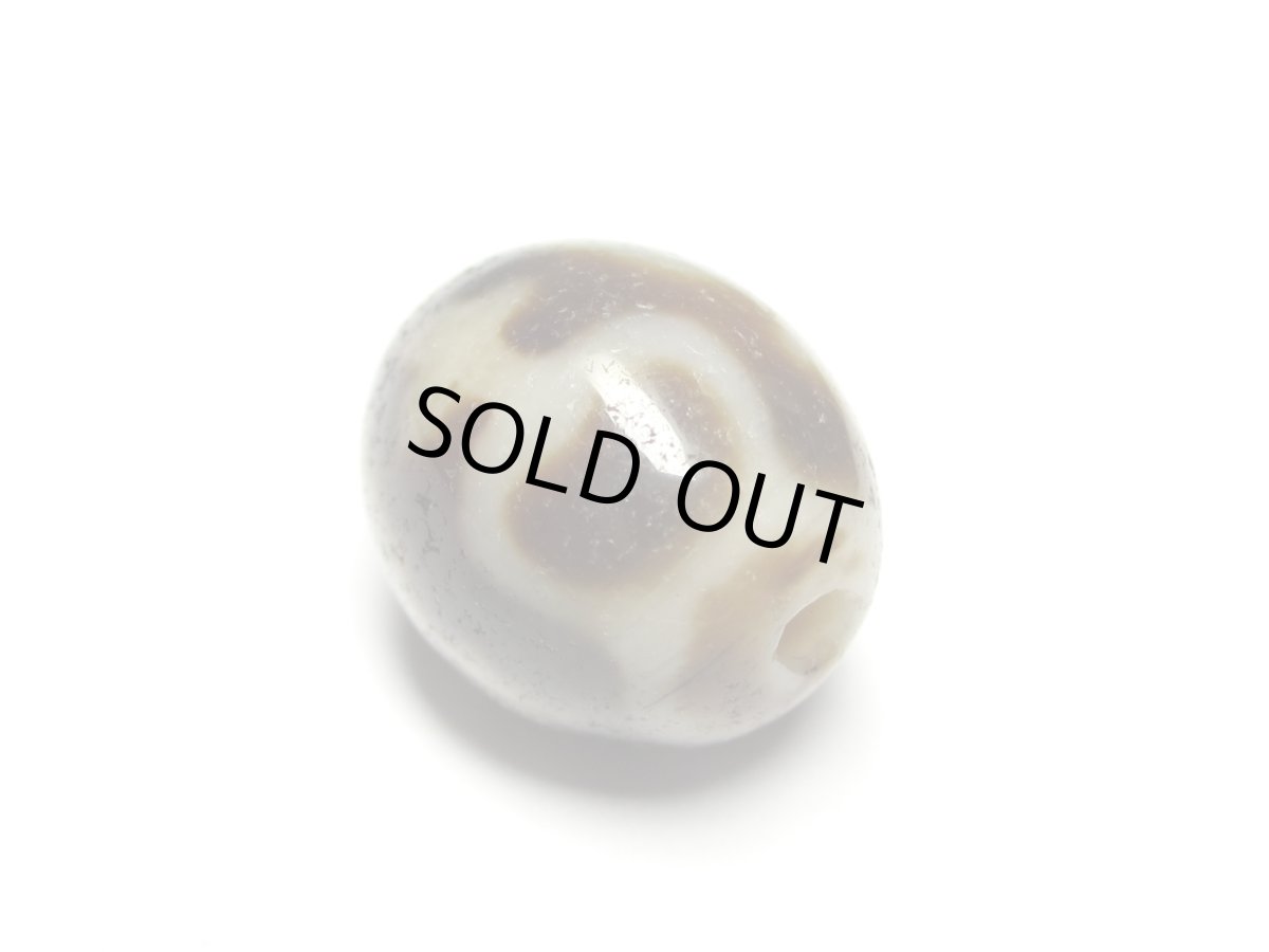 画像2: 黒地至純・宝瓶天珠 15mm (2)