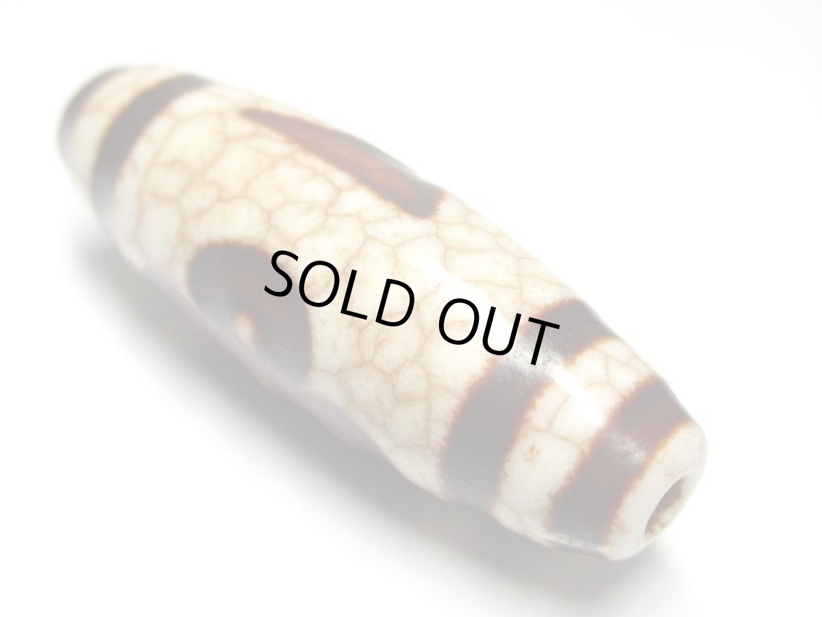 画像4: 白地赤龍紋・閃電五眼天珠 38mm (4)