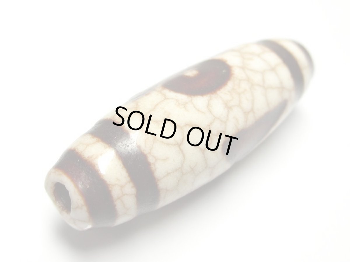 画像3: 白地赤龍紋・閃電五眼天珠 38mm (3)