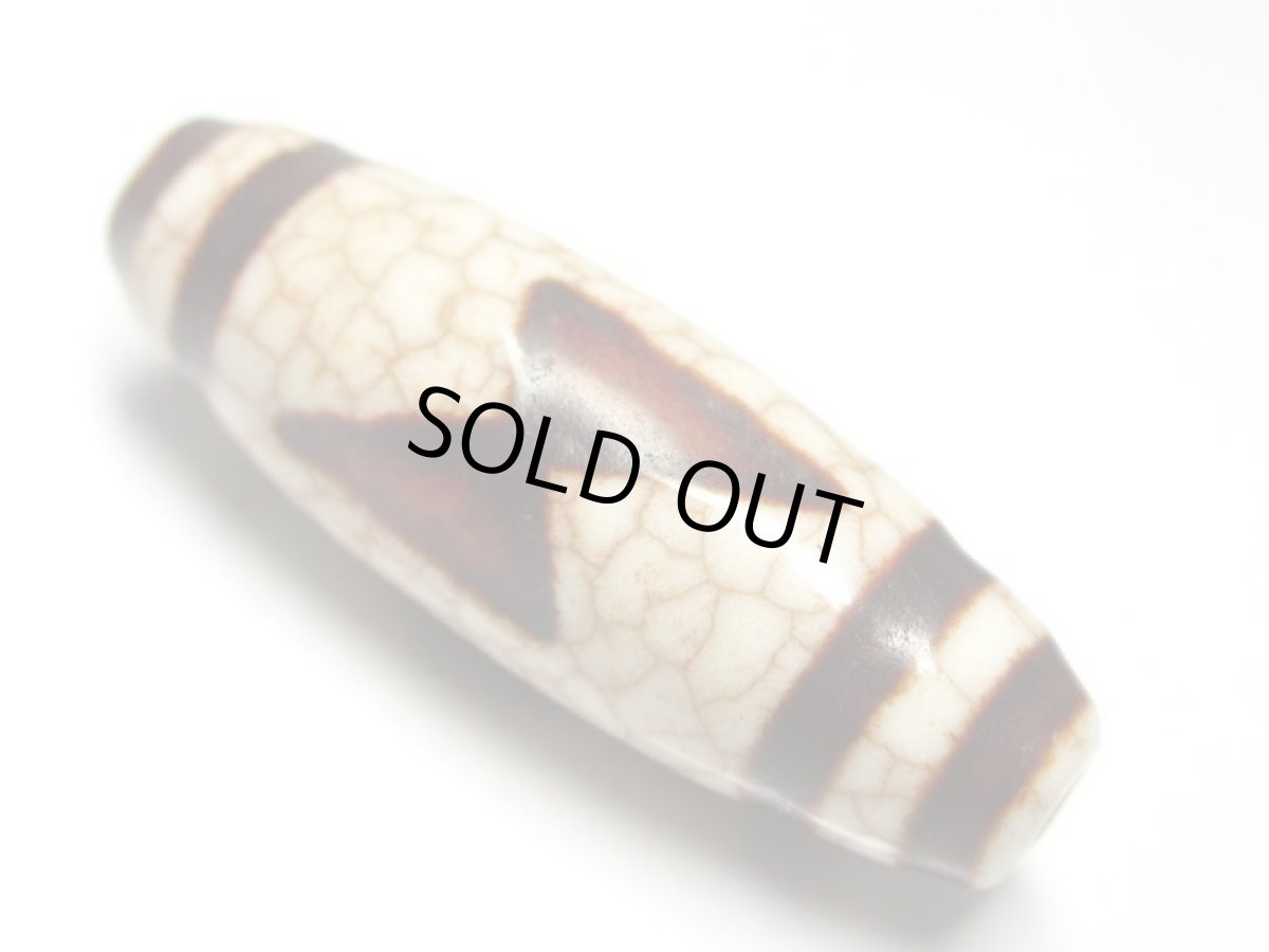 画像2: 白地赤龍紋・閃電五眼天珠 38mm (2)