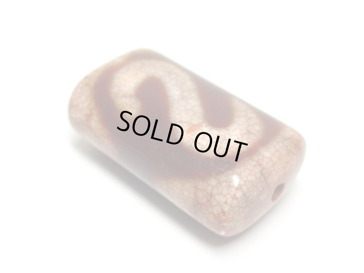 画像2: 老鉱朱砂紅・金銭鉤天珠  (2)