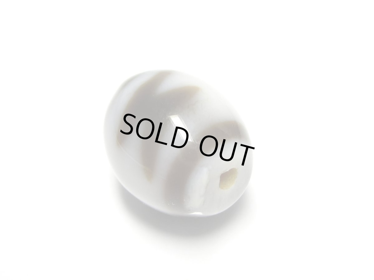 画像2: 白地至純・閃電五眼天珠 　15mm (2)