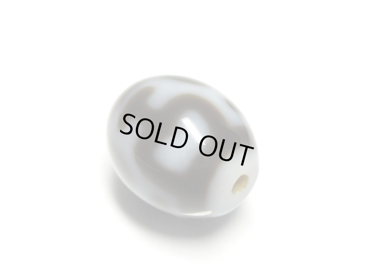 画像2: 白地至純・宝瓶天珠 15mm (2)