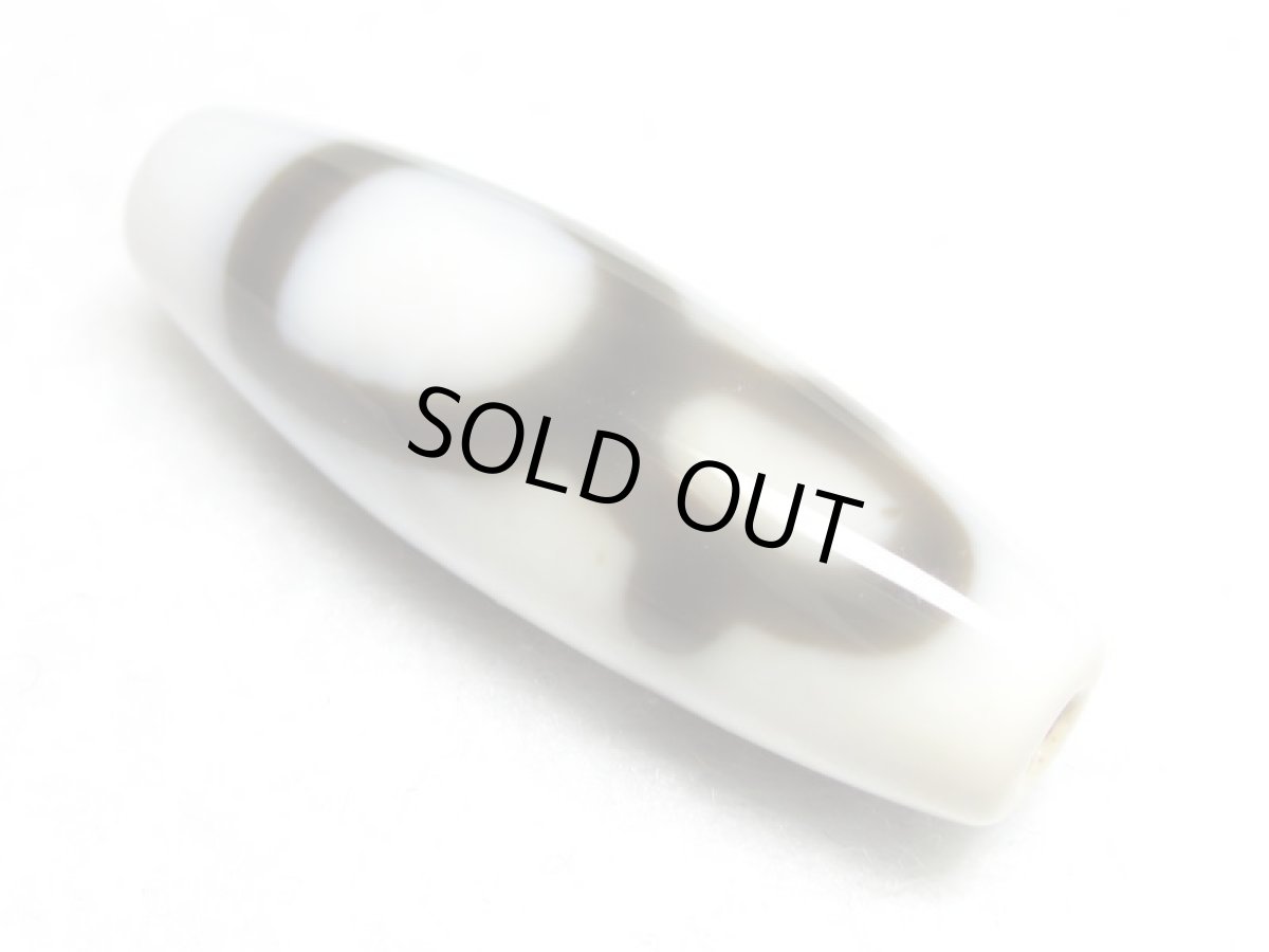 画像2: 白地至純・ 財神天珠 36mm  (2)