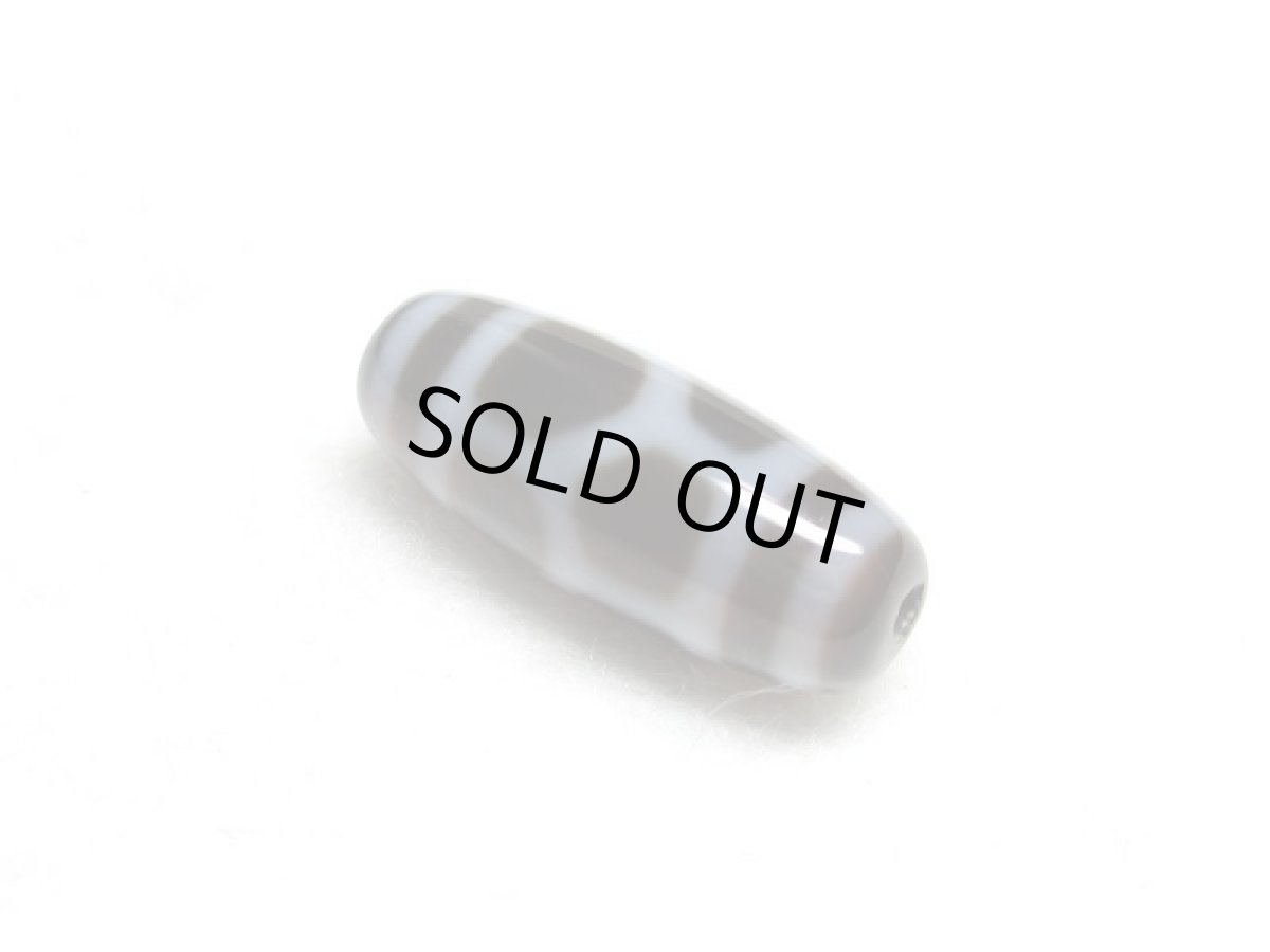 画像2: 黒地至純・亀甲長壽天珠 19mm (2)