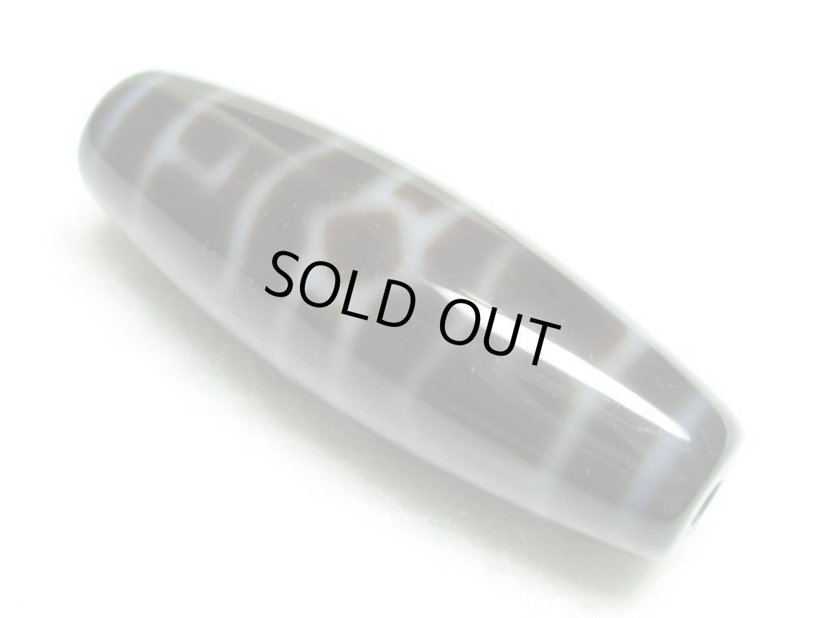 画像2: 黒地至純・蓮師法帽天珠  38mm (2)