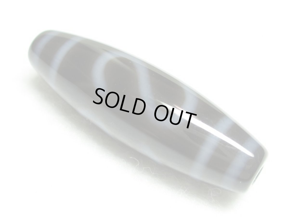 画像2: 黒地至純・金銭鉤天珠 38mm (2)