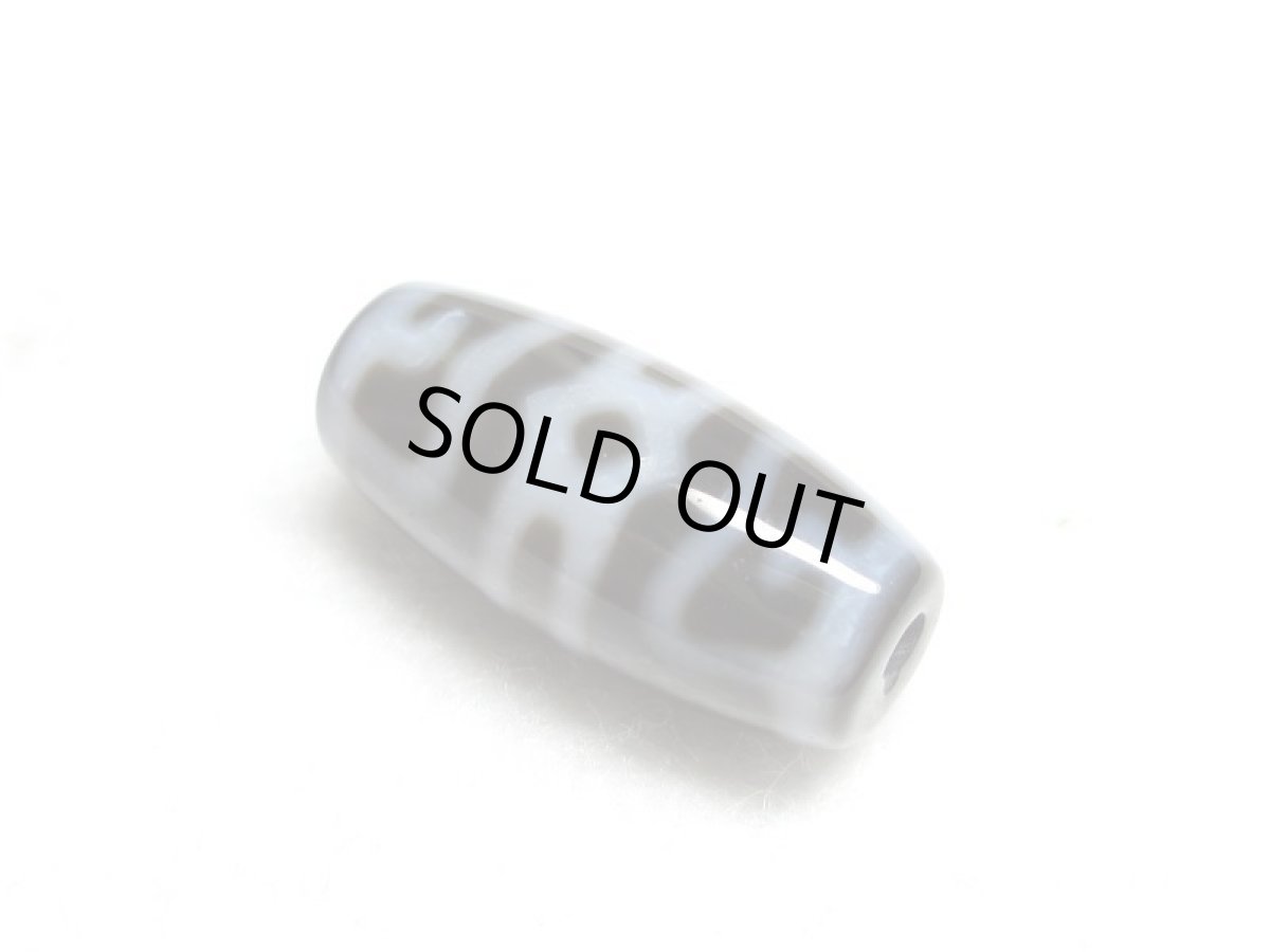 画像2: 黒地至純・蓮師法帽天珠 20mm  (2)