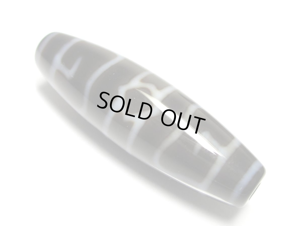 画像2: 黒地至純・蓮師法帽天珠  38mm (2)