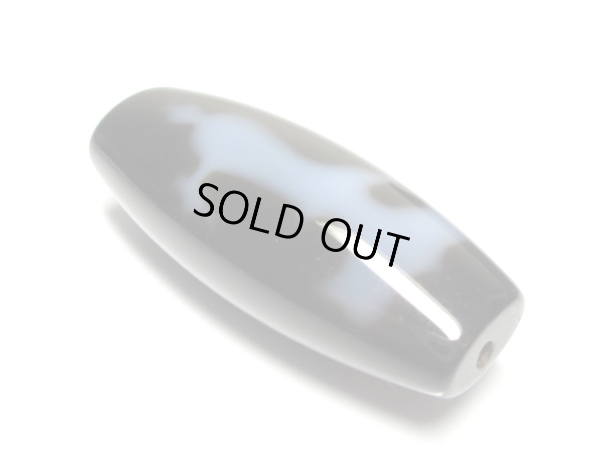 画像2: 黒地至純・観音水蓮花天珠 38mm  (2)