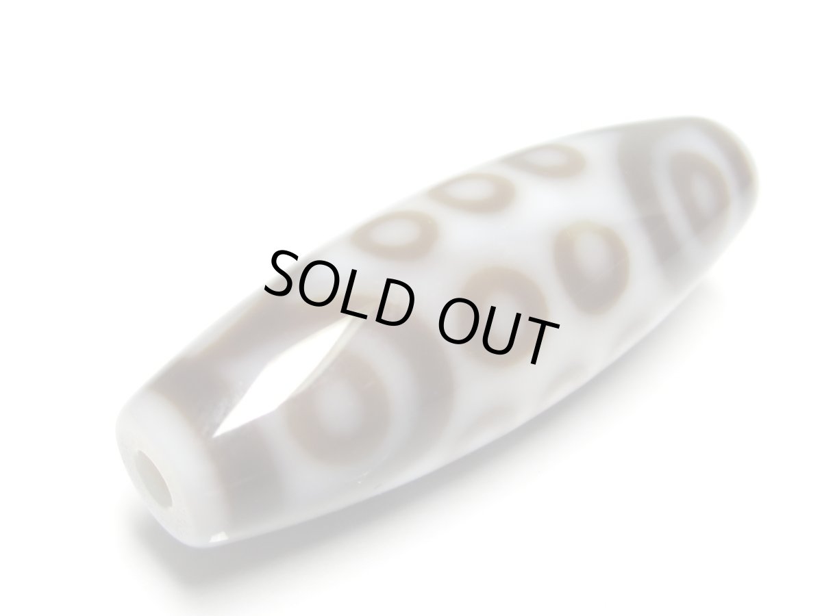 画像4: 白地至純・二十一眼天珠 38mm (4)