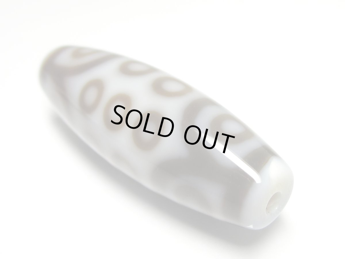 画像5: 白地至純・二十一眼天珠 38mm (5)