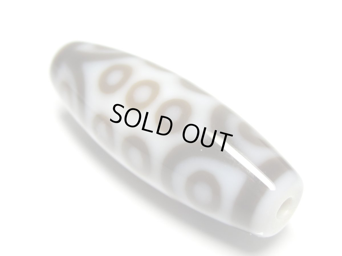 画像3: 白地至純・二十一眼天珠 38mm (3)