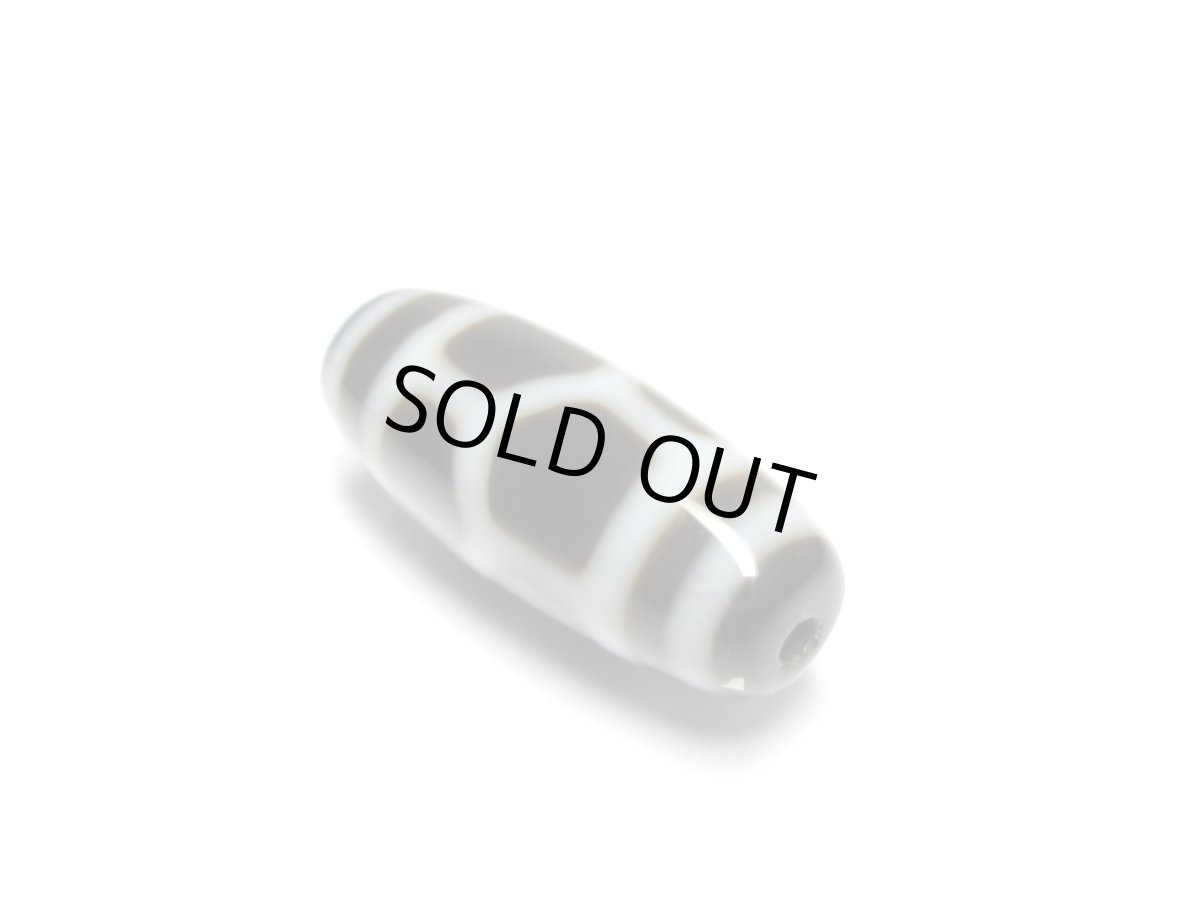 画像2: 黒地至純・亀甲長壽天珠 20mm (2)