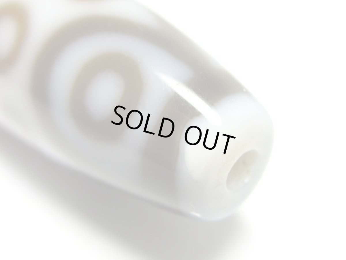 画像2: 白地至純・二十一眼天珠 38mm (2)