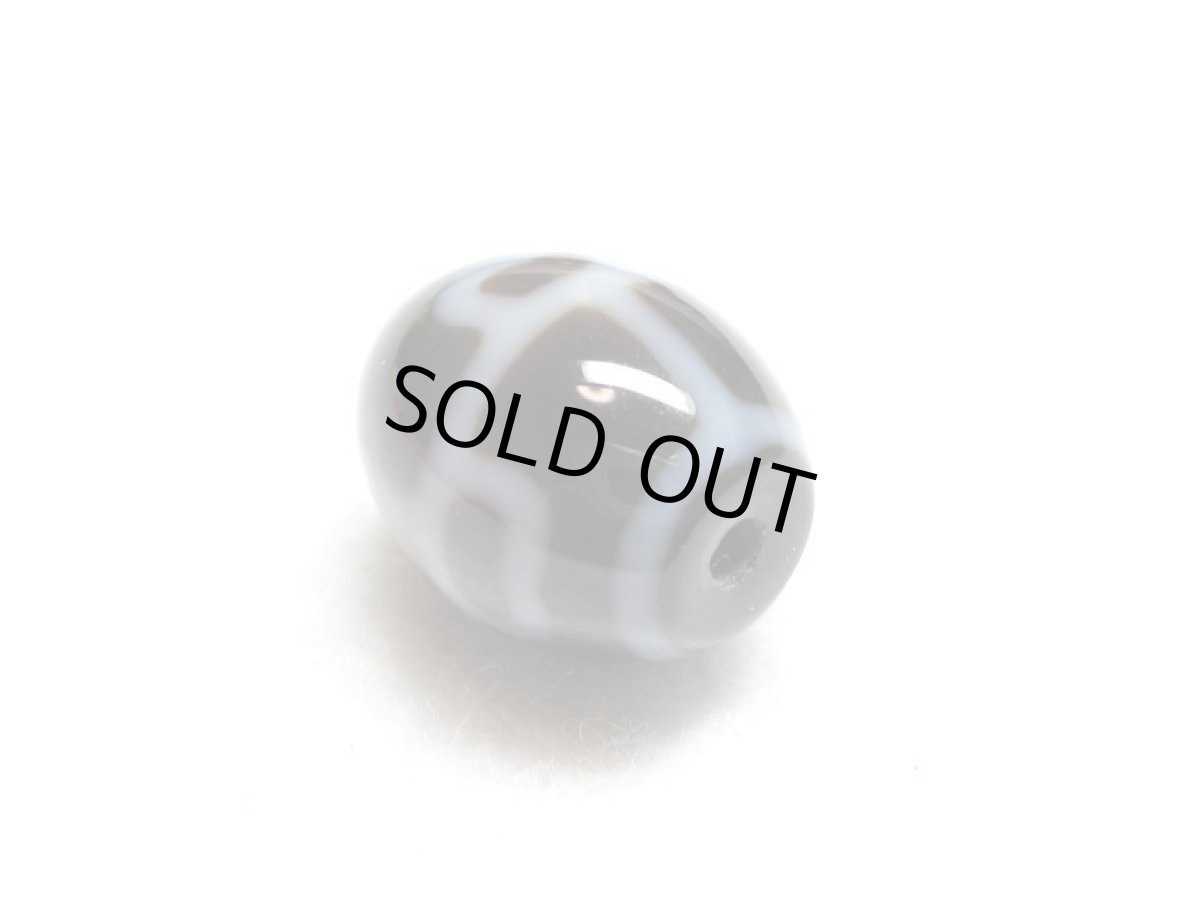 画像4: 黒地至純・亀甲長壽天珠 15mm (4)