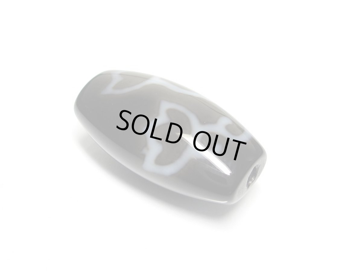 画像2: 黒地至純・観音水蓮花天珠 25mm (2)