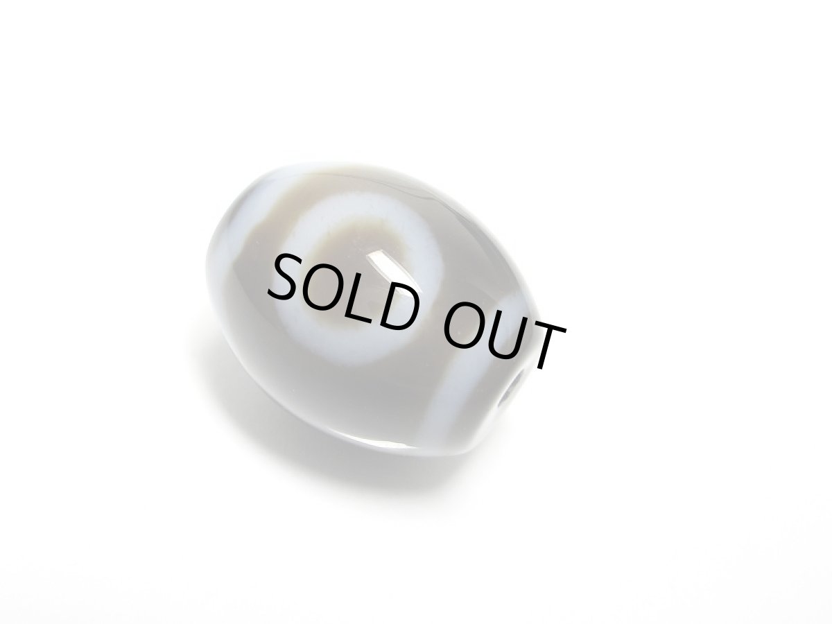 画像2: 黒地至純・一眼山形天珠 15mm (2)