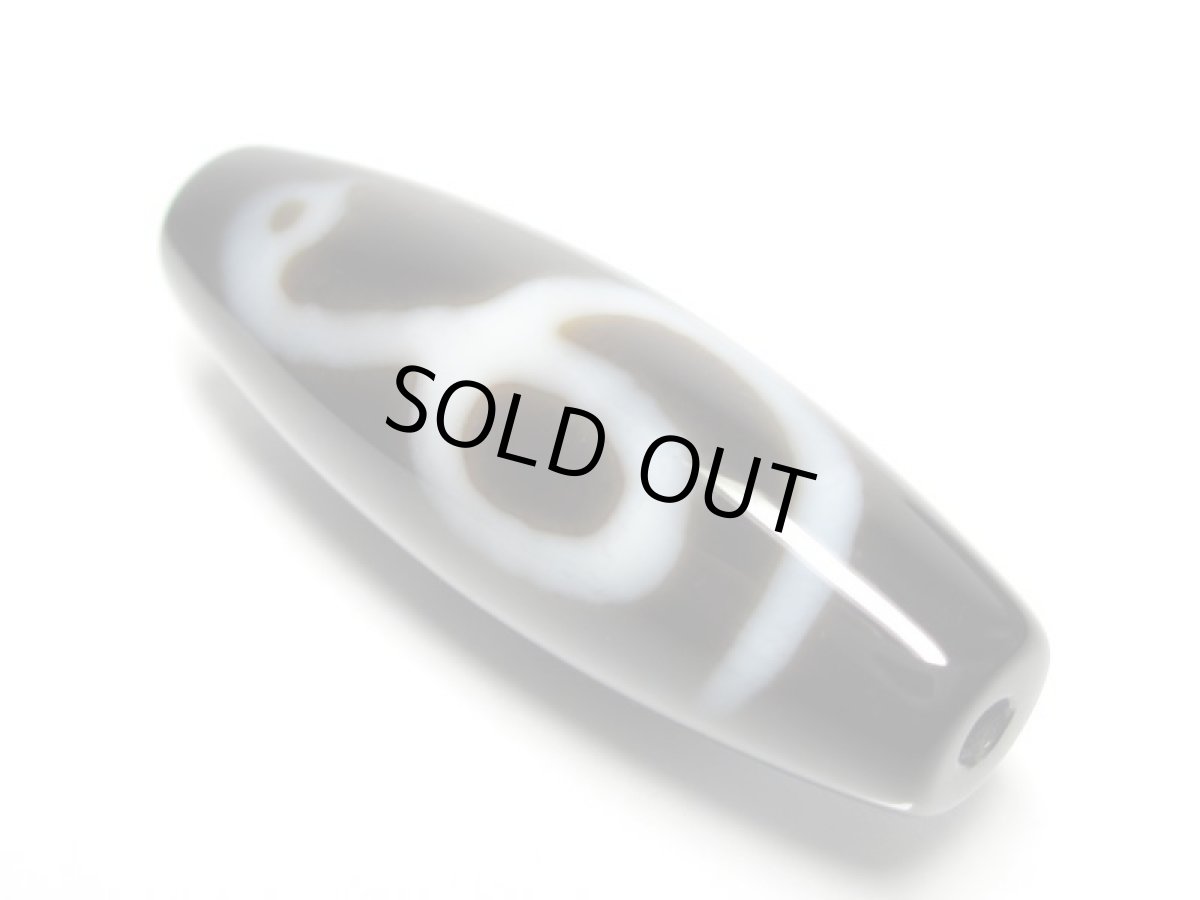 画像2: 黒地至純・三面大黒天天珠 白蛇天珠 38mm (2)