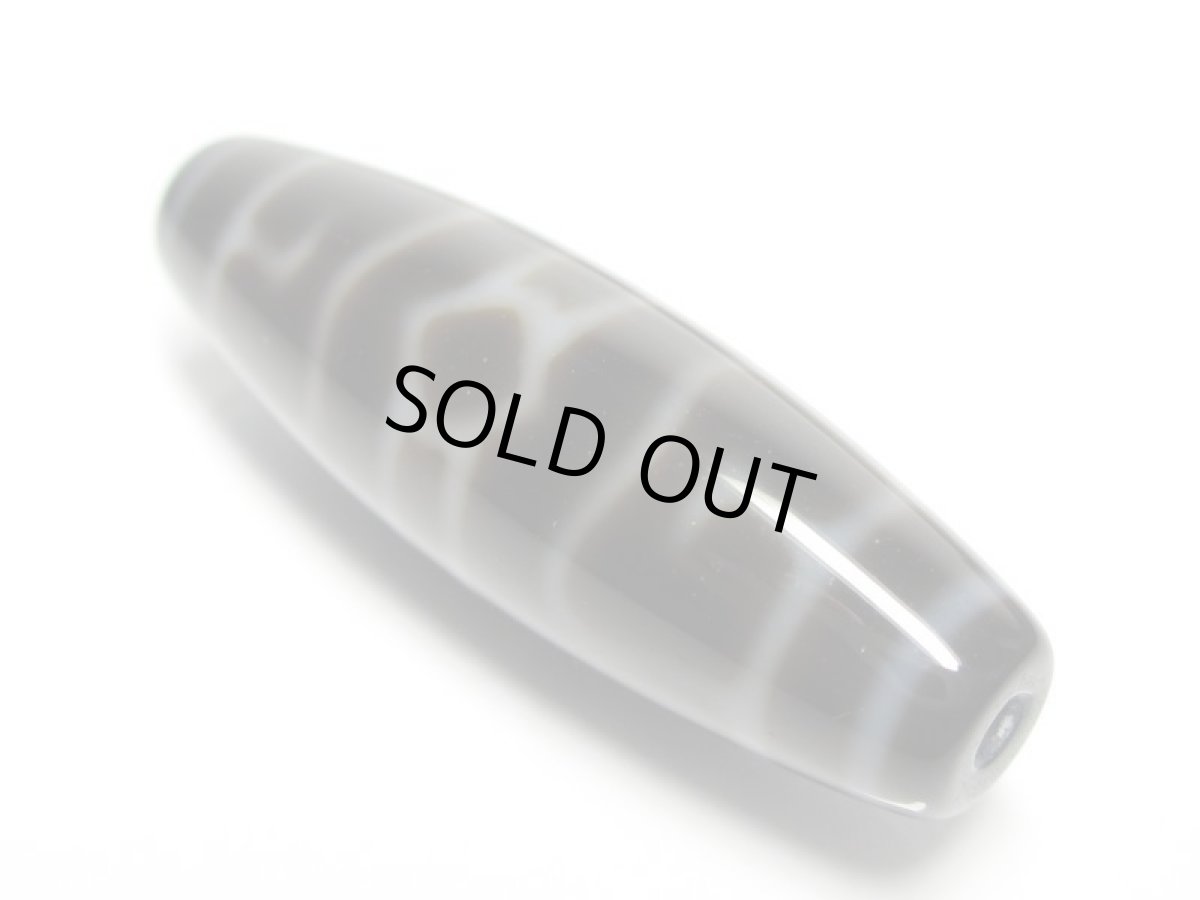 画像2: 黒地至純・蓮師法帽天珠 38mm  (2)