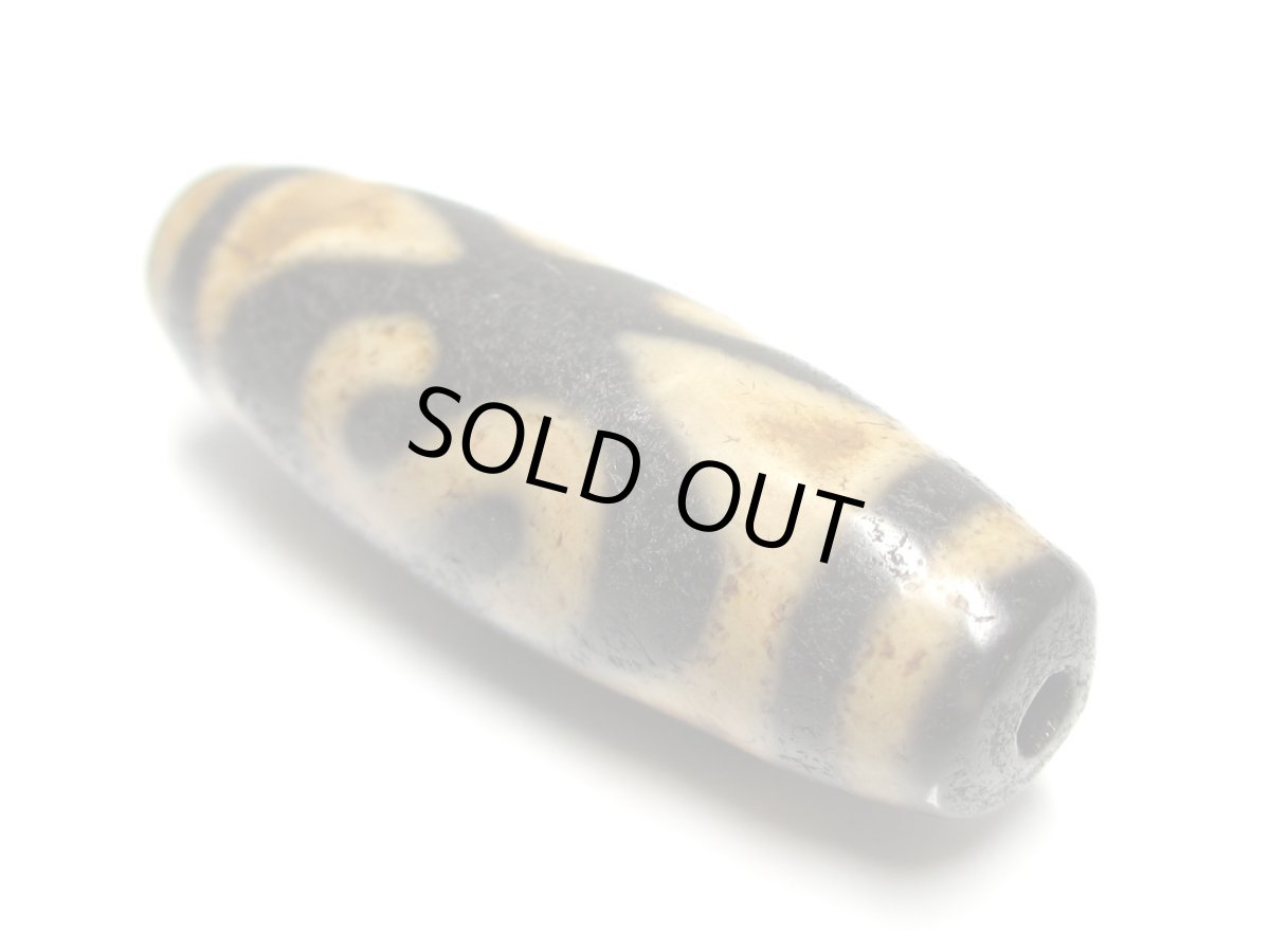 画像2: 風化龍紋・金銭鉤天珠 38mm (2)