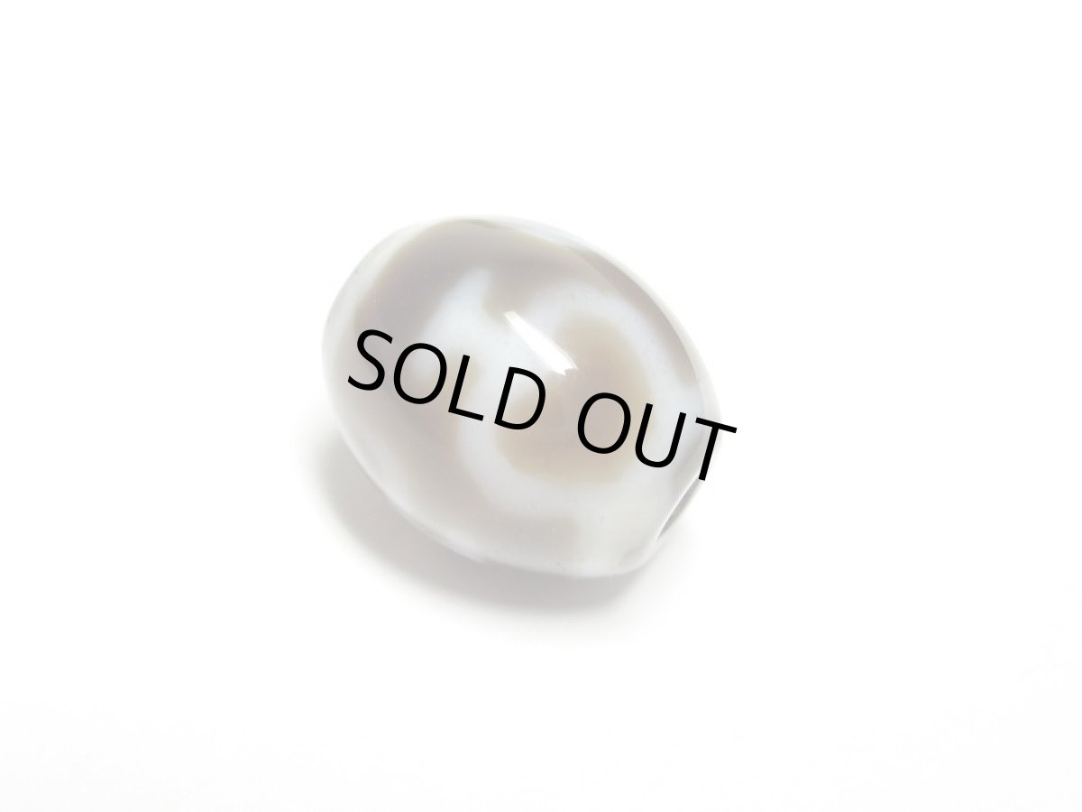 画像2: 黒地至純・宝瓶天珠 12mm (2)