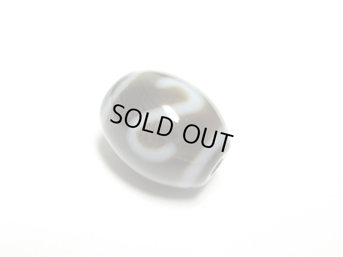 画像2: 黒地至純・金銭鉤天珠 12mm (2)