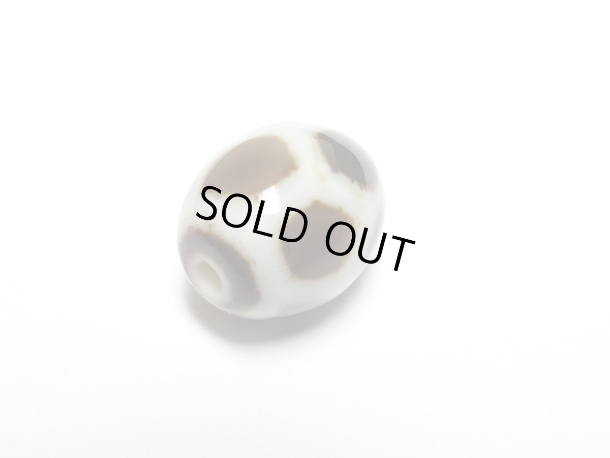 画像3: 黒地至純・亀甲長壽天珠 12mm (3)