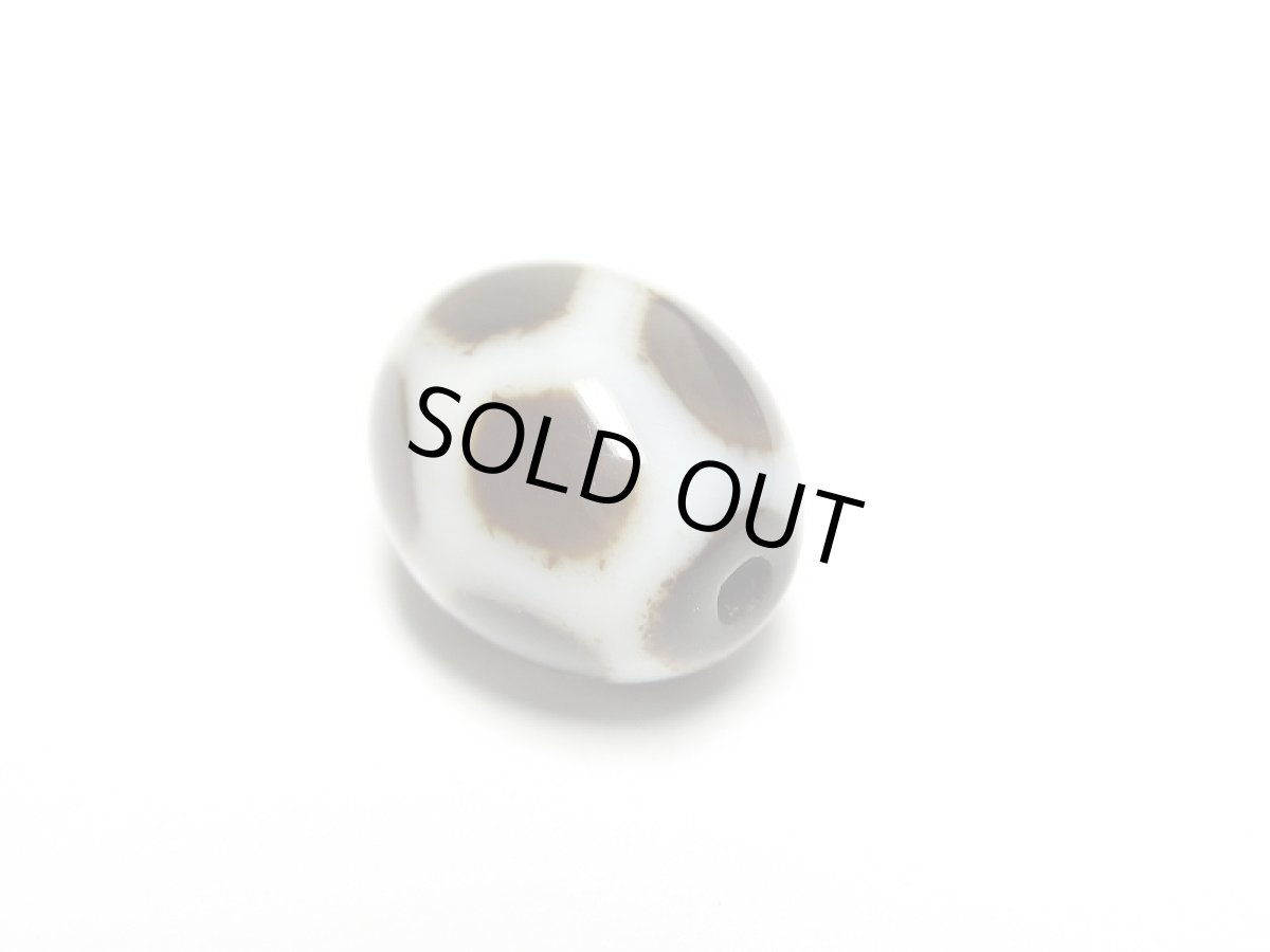 画像4: 黒地至純・亀甲長壽天珠 12mm (4)